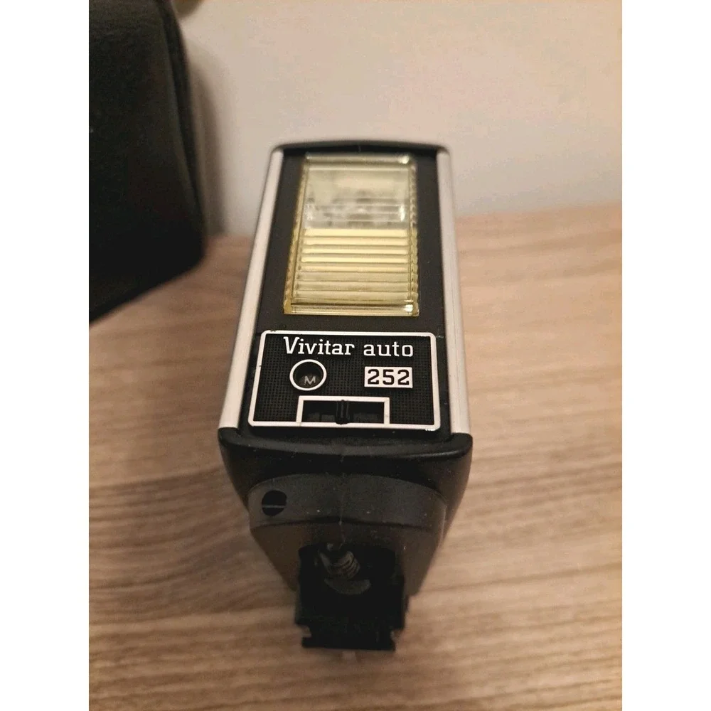 Vintage Vivitar Auto 252 Camera Flash With Case - UNTESTED